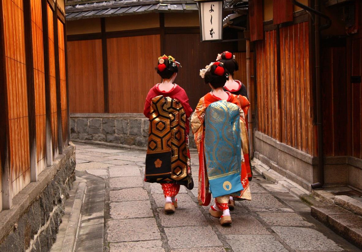 Geishas around Gion